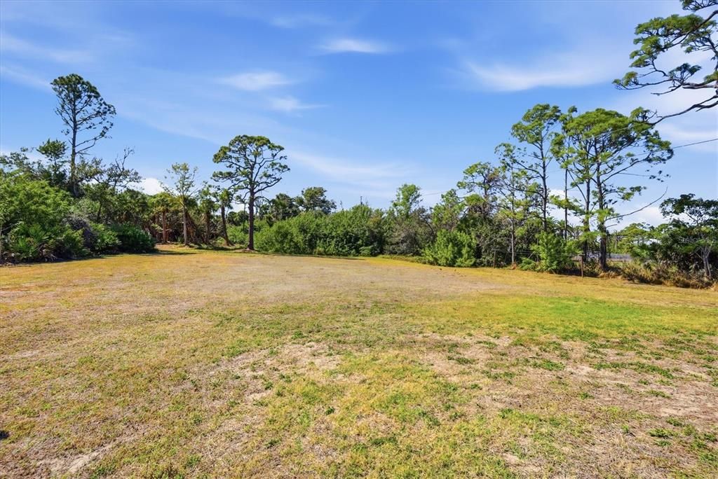 Active With Contract: $299,000 (2 beds, 2 baths, 988 Square Feet)