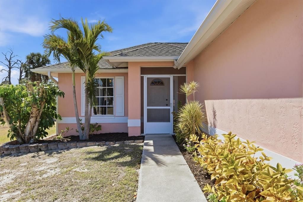 Active With Contract: $299,000 (2 beds, 2 baths, 988 Square Feet)