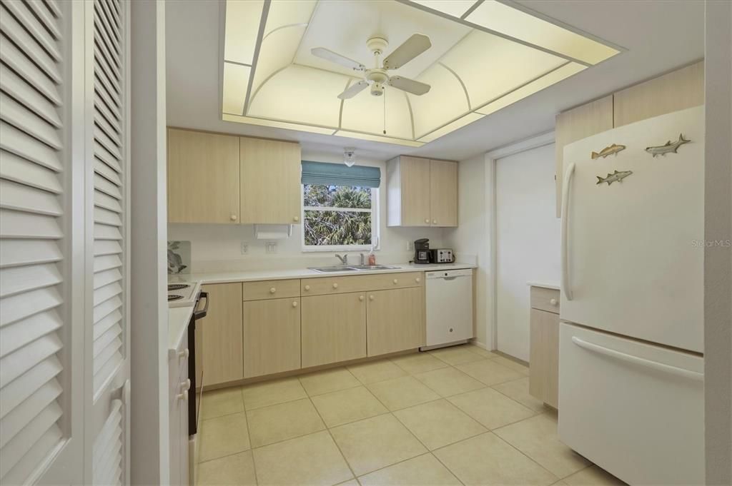 Active With Contract: $299,000 (2 beds, 2 baths, 988 Square Feet)