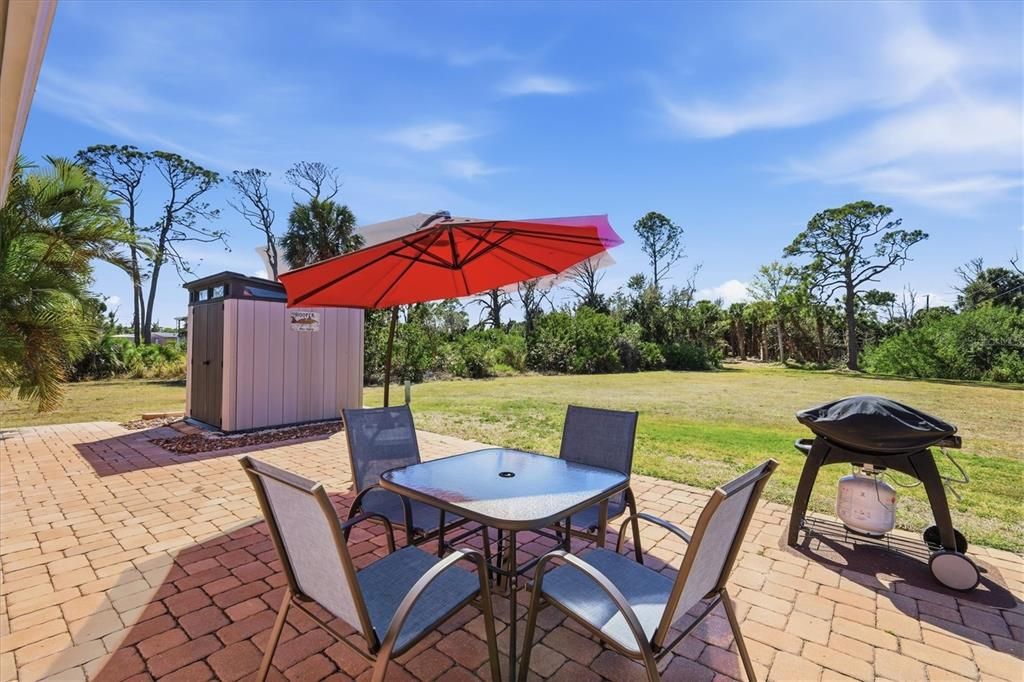 Active With Contract: $299,000 (2 beds, 2 baths, 988 Square Feet)