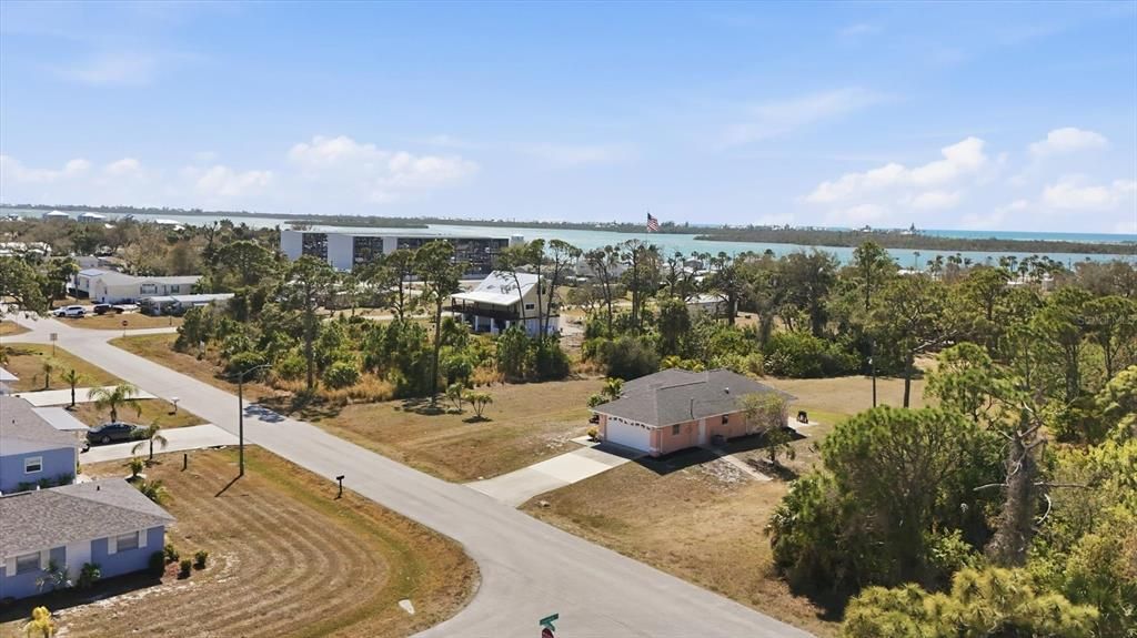 Active With Contract: $299,000 (2 beds, 2 baths, 988 Square Feet)