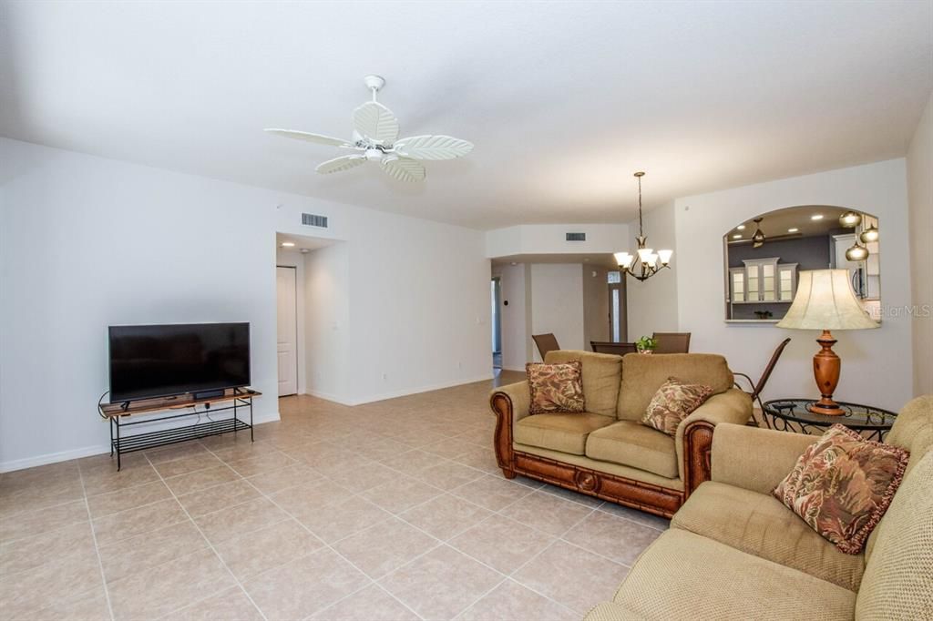 Activo con contrato: $295,000 (2 camas, 2 baños, 1800 Pies cuadrados)