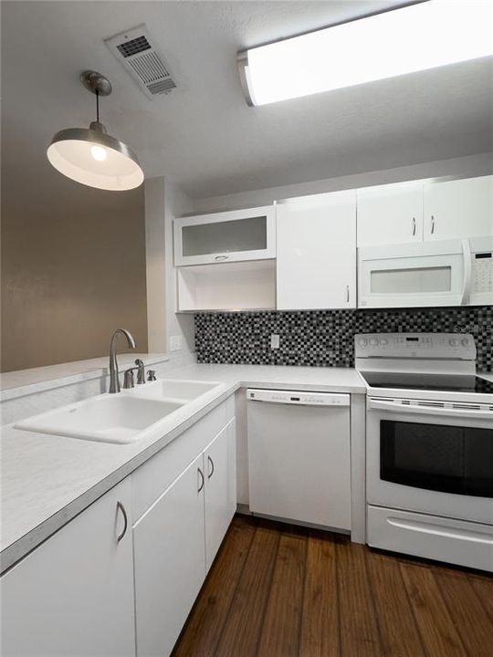 Под контрактом: $159,000 (2 спален, 2 ванн, 1145 Квадратных фут)