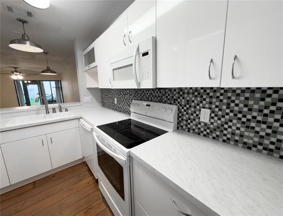 Под контрактом: $159,000 (2 спален, 2 ванн, 1145 Квадратных фут)