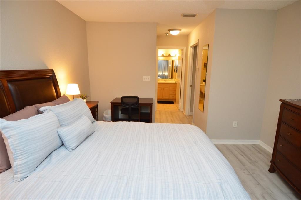 Activo con contrato: $2,350 (2 camas, 2 baños, 1015 Pies cuadrados)