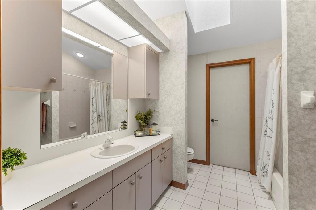 For Sale: $379,900 (4 beds, 2 baths, 1928 Square Feet)