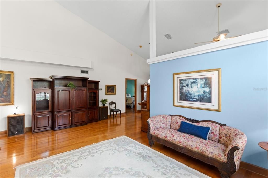 For Sale: $379,900 (4 beds, 2 baths, 1928 Square Feet)