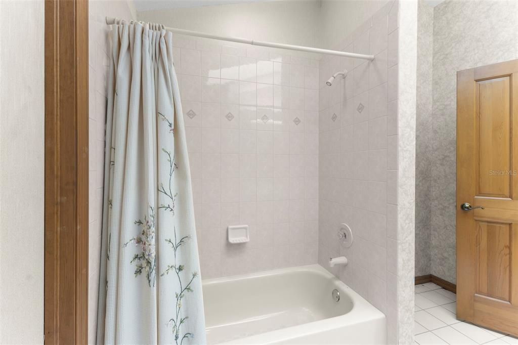 For Sale: $379,900 (4 beds, 2 baths, 1928 Square Feet)