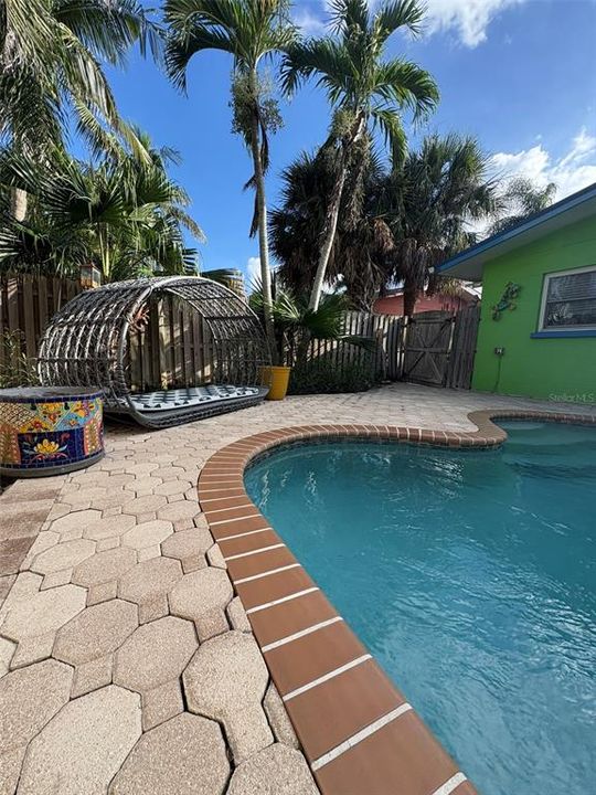 For Sale: $1,190,000 (2 beds, 2 baths, 1132 Square Feet)