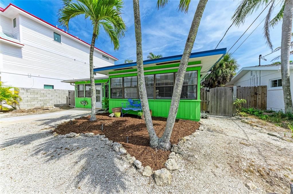 For Sale: $1,190,000 (2 beds, 2 baths, 1132 Square Feet)