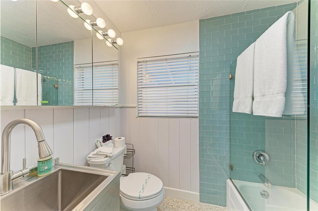 For Sale: $1,190,000 (2 beds, 2 baths, 1132 Square Feet)