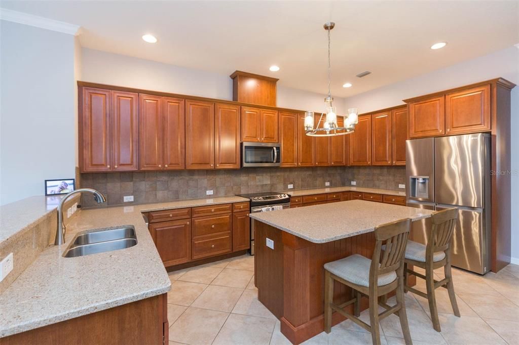 Activo con contrato: $614,500 (4 camas, 3 baños, 2749 Pies cuadrados)