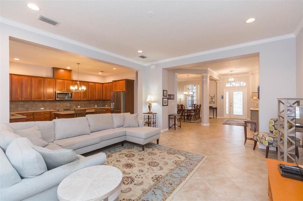 Activo con contrato: $614,500 (4 camas, 3 baños, 2749 Pies cuadrados)