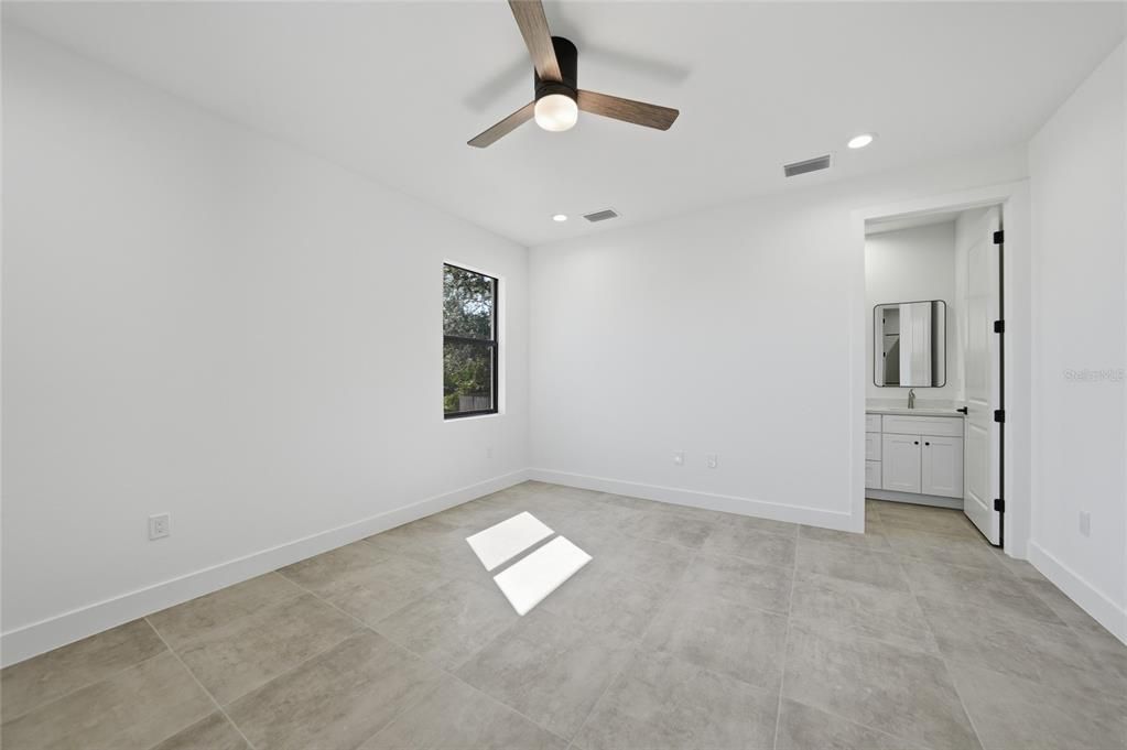 Под контрактом: $311,000 (3 спален, 2 ванн, 1399 Квадратных фут)