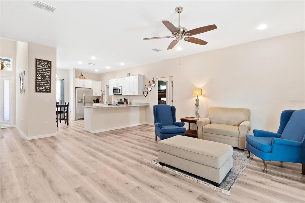Activo con contrato: $399,000 (4 camas, 2 baños, 1648 Pies cuadrados)