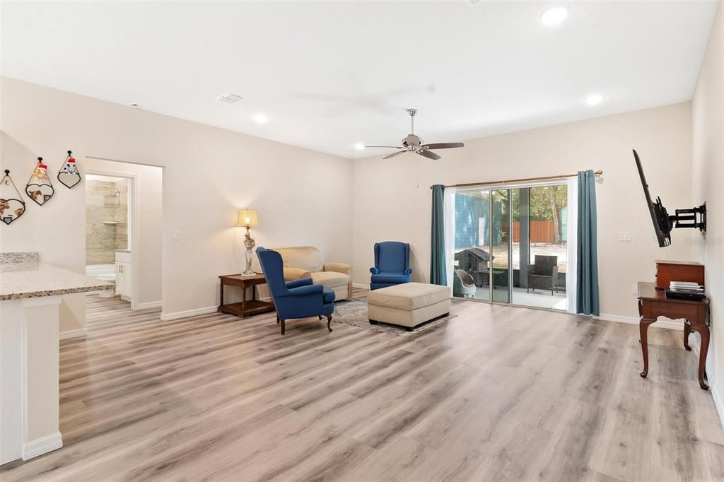 Activo con contrato: $399,000 (4 camas, 2 baños, 1648 Pies cuadrados)