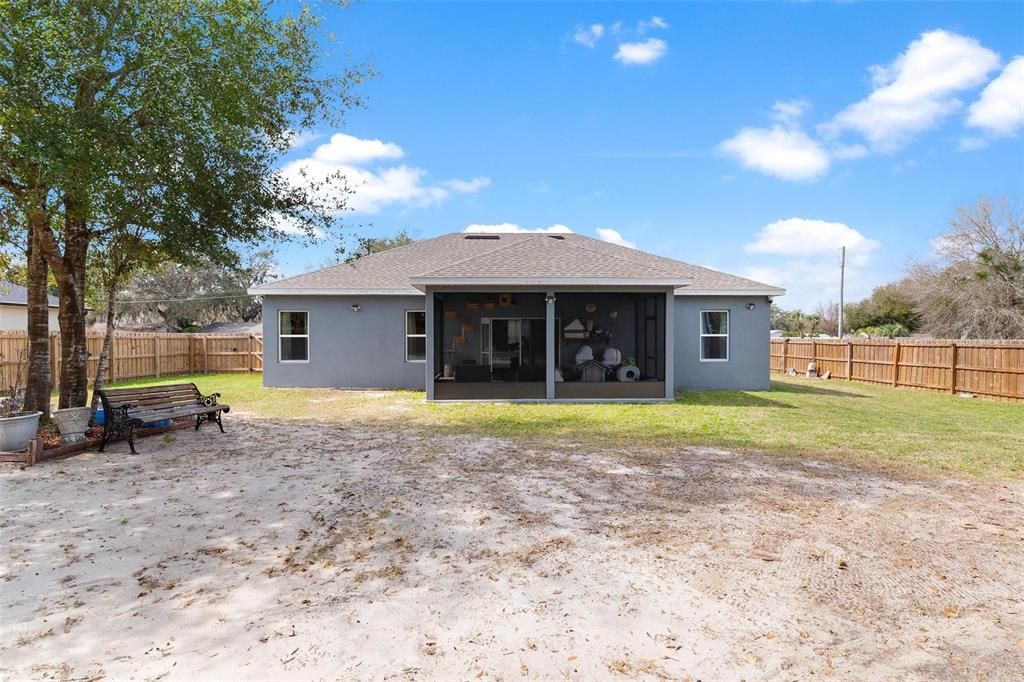 Activo con contrato: $399,000 (4 camas, 2 baños, 1648 Pies cuadrados)