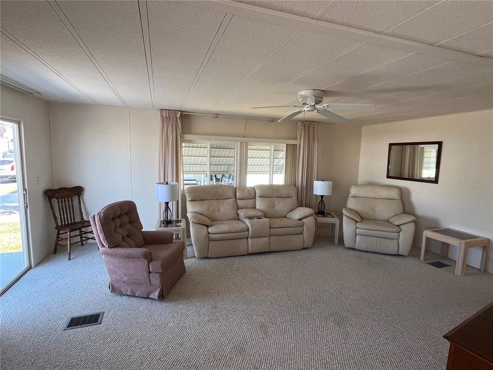 For Sale: $99,000 (2 beds, 2 baths, 1056 Square Feet)