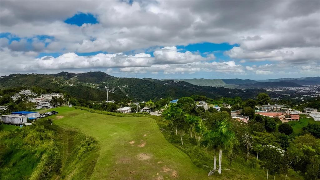 На продажу: $995,000 (45.81 acres)