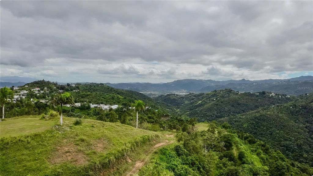 На продажу: $995,000 (45.81 acres)