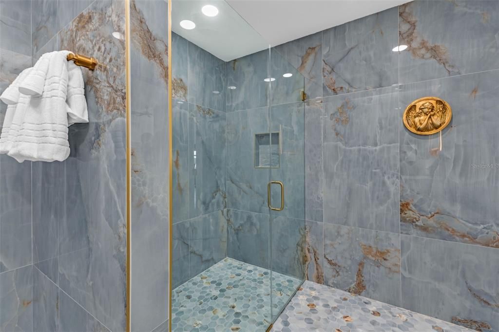 En Venta: $799,000 (3 camas, 3 baños, 3372 Pies cuadrados)