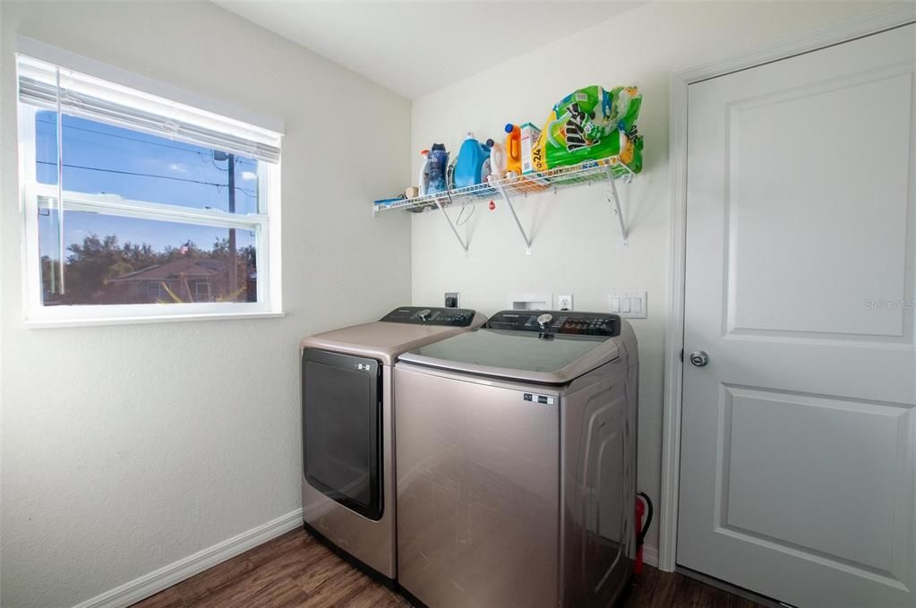 En Venta: $299,900 (3 camas, 2 baños, 1432 Pies cuadrados)