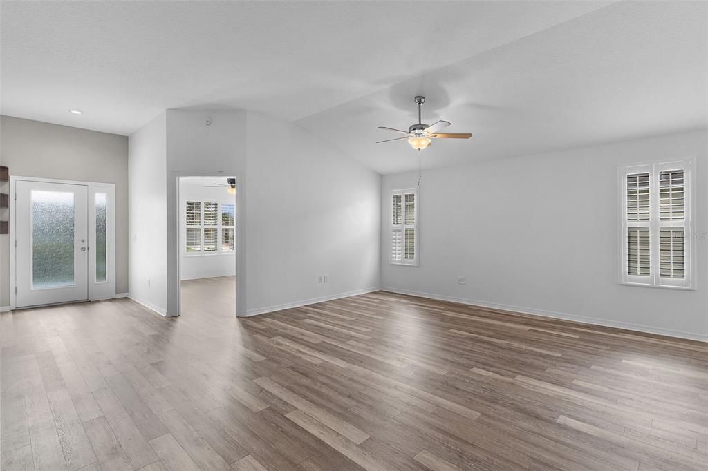 Activo con contrato: $349,000 (3 camas, 2 baños, 1521 Pies cuadrados)