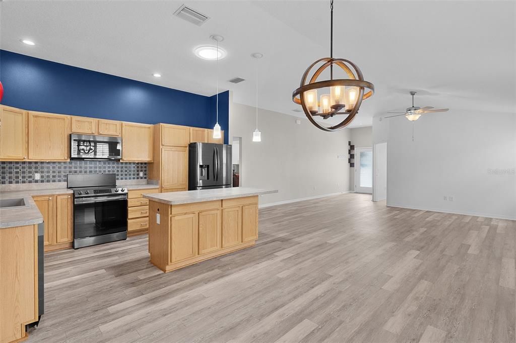 Activo con contrato: $349,000 (3 camas, 2 baños, 1521 Pies cuadrados)