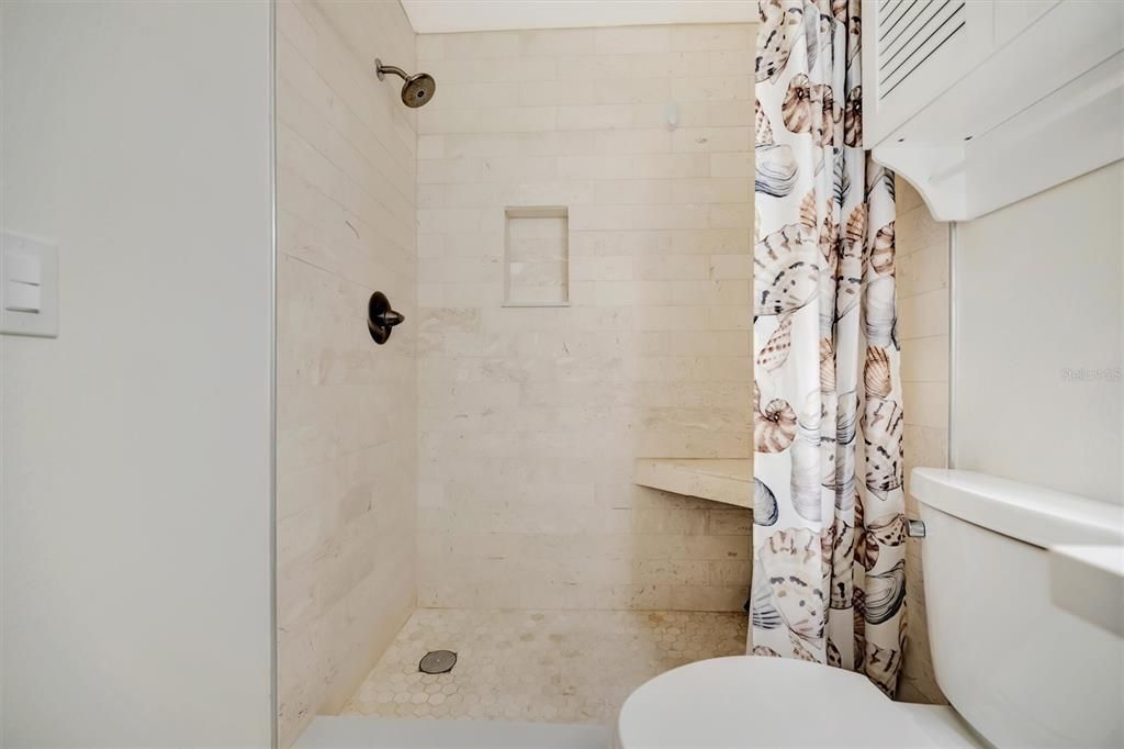 Active With Contract: $115,000 (1 beds, 1 baths, 640 Square Feet)