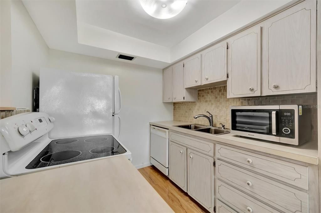 Active With Contract: $115,000 (1 beds, 1 baths, 640 Square Feet)