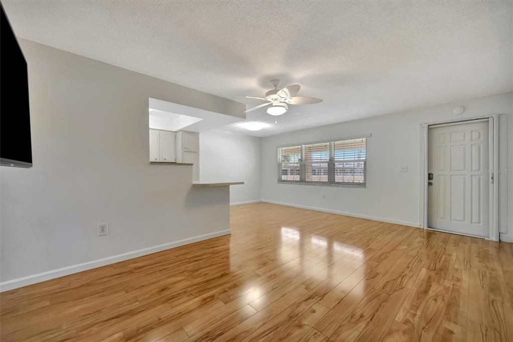 Active With Contract: $115,000 (1 beds, 1 baths, 640 Square Feet)