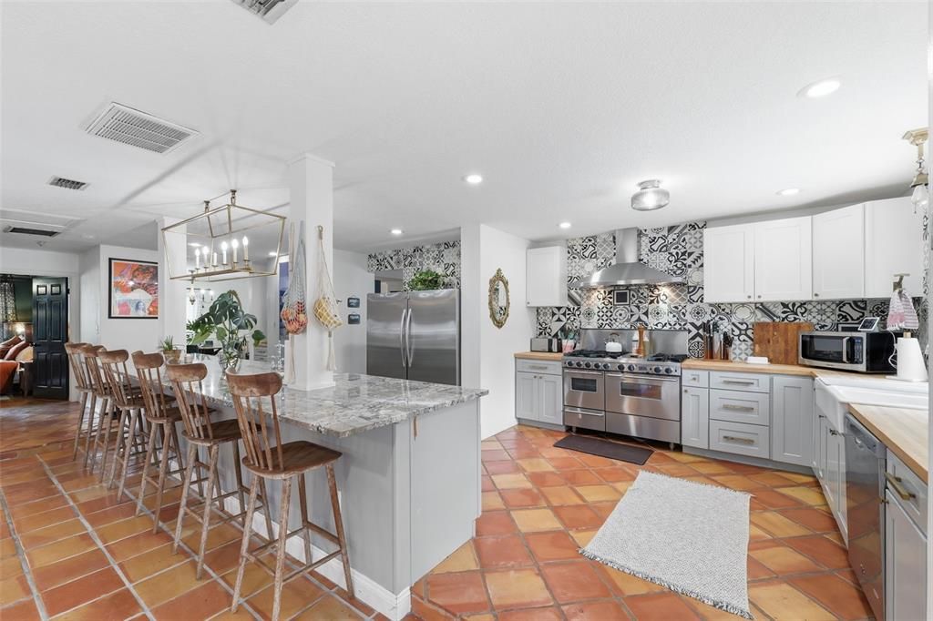 Activo con contrato: $555,000 (4 camas, 3 baños, 2645 Pies cuadrados)