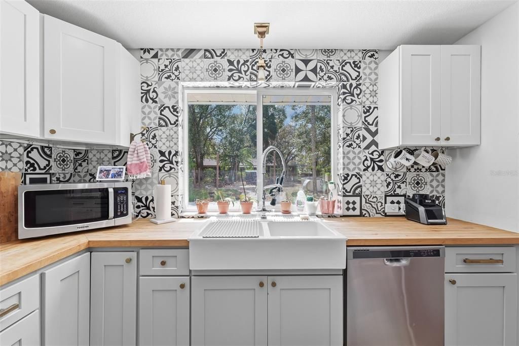 Activo con contrato: $555,000 (4 camas, 3 baños, 2645 Pies cuadrados)