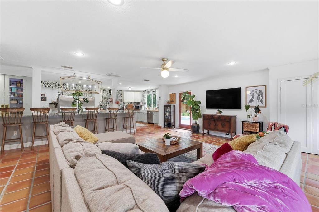 Activo con contrato: $555,000 (4 camas, 3 baños, 2645 Pies cuadrados)