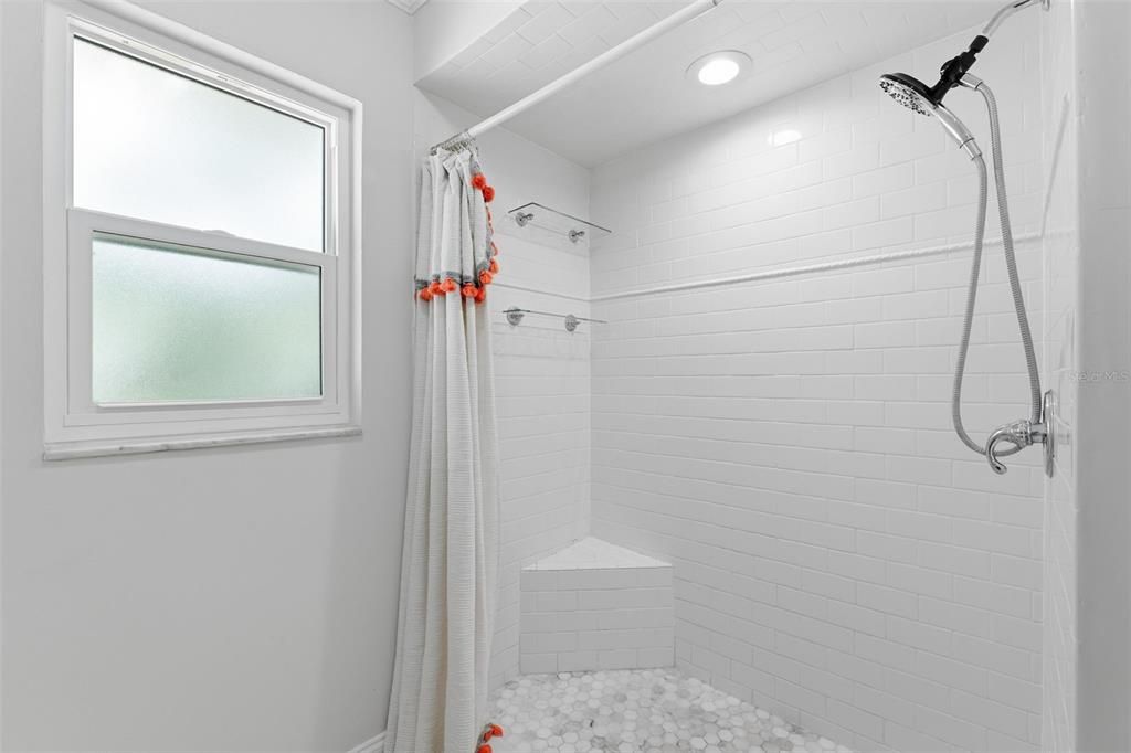 Activo con contrato: $555,000 (4 camas, 3 baños, 2645 Pies cuadrados)