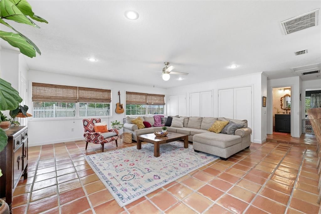 Activo con contrato: $555,000 (4 camas, 3 baños, 2645 Pies cuadrados)