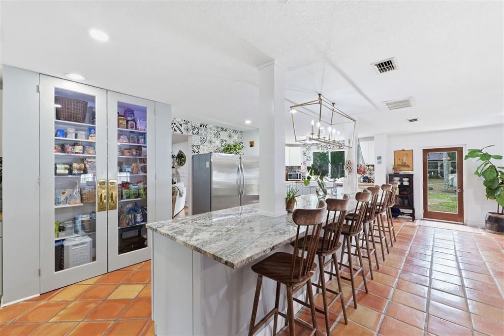 Activo con contrato: $555,000 (4 camas, 3 baños, 2645 Pies cuadrados)