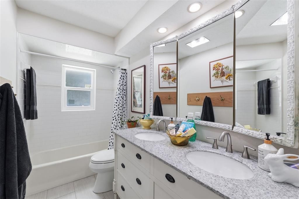 Activo con contrato: $555,000 (4 camas, 3 baños, 2645 Pies cuadrados)