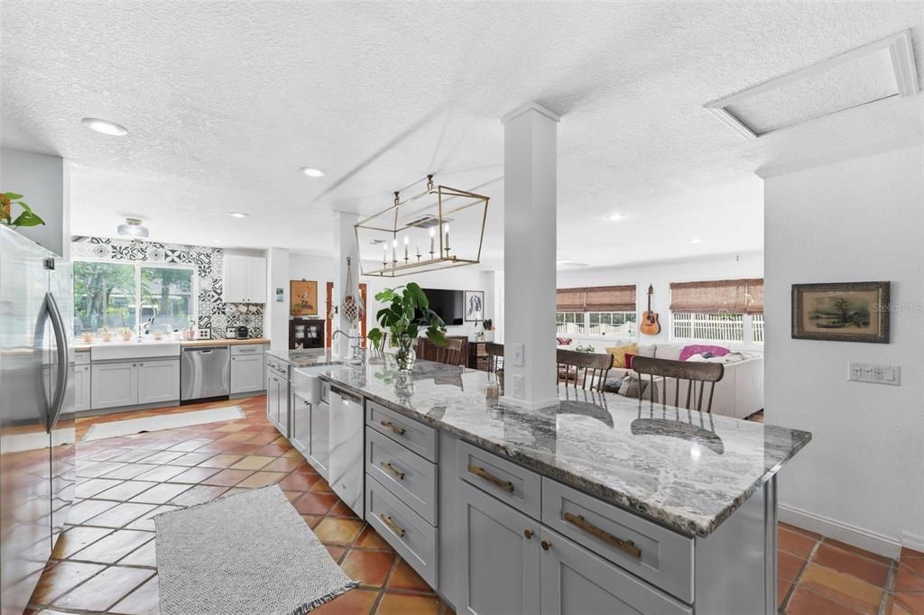 Activo con contrato: $555,000 (4 camas, 3 baños, 2645 Pies cuadrados)