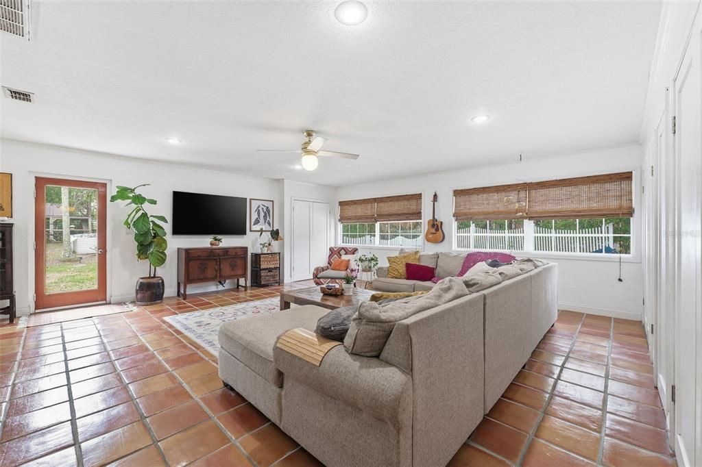 Activo con contrato: $555,000 (4 camas, 3 baños, 2645 Pies cuadrados)