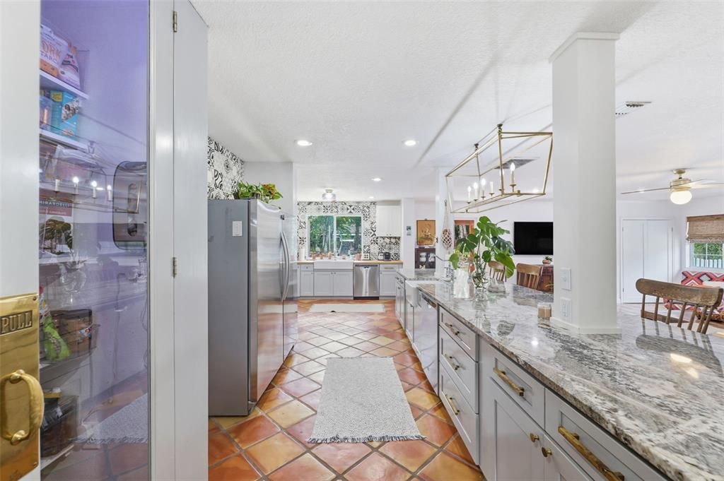 Activo con contrato: $555,000 (4 camas, 3 baños, 2645 Pies cuadrados)