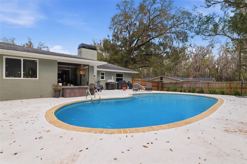 Activo con contrato: $555,000 (4 camas, 3 baños, 2645 Pies cuadrados)