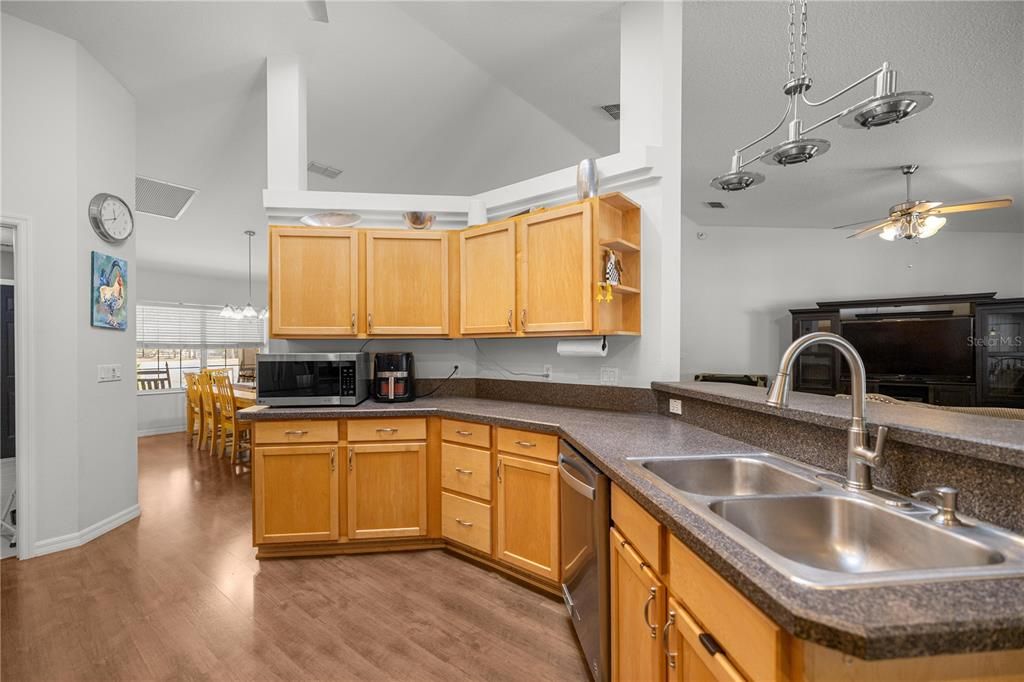 En Venta: $749,000 (6 camas, 4 baños, 2390 Pies cuadrados)