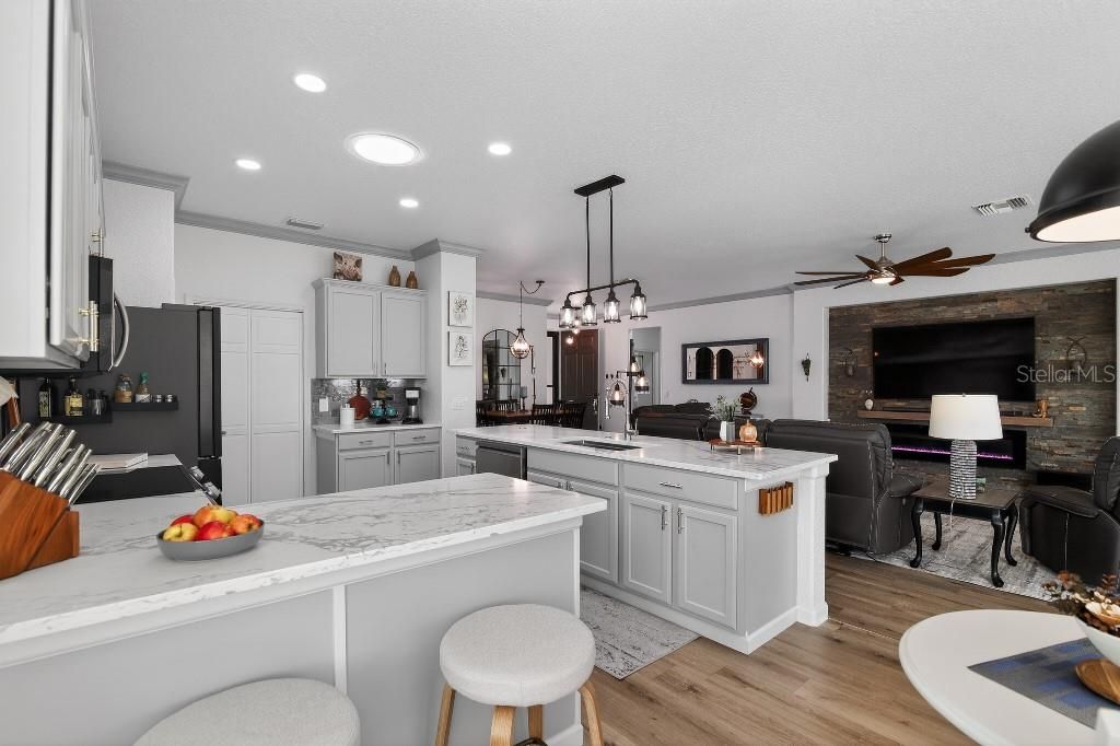 Activo con contrato: $365,500 (3 camas, 2 baños, 1714 Pies cuadrados)