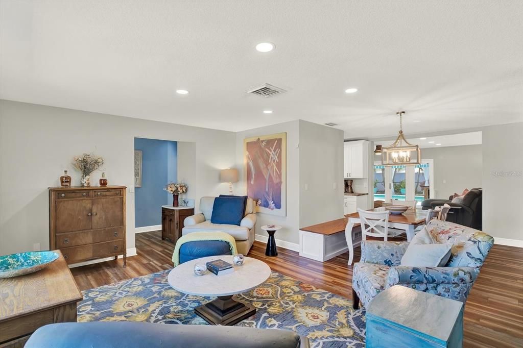 Activo con contrato: $699,000 (3 camas, 2 baños, 1925 Pies cuadrados)
