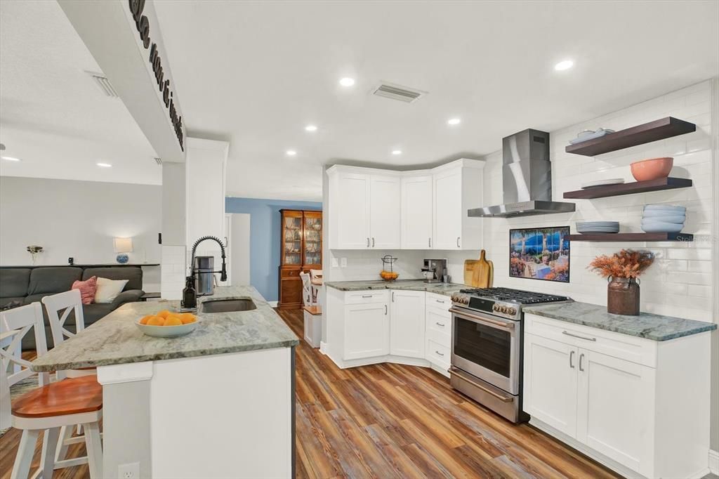Activo con contrato: $699,000 (3 camas, 2 baños, 1925 Pies cuadrados)