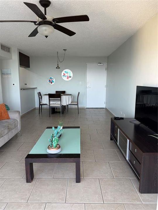 Под контрактом: $510,000 (1 спален, 1 ванн, 666 Квадратных фут)