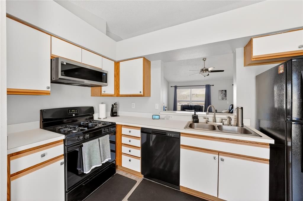 Activo con contrato: $359,900 (3 camas, 2 baños, 1466 Pies cuadrados)