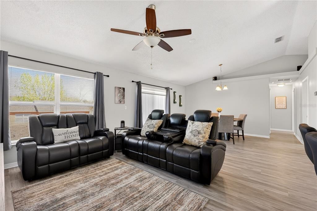 Activo con contrato: $359,900 (3 camas, 2 baños, 1466 Pies cuadrados)