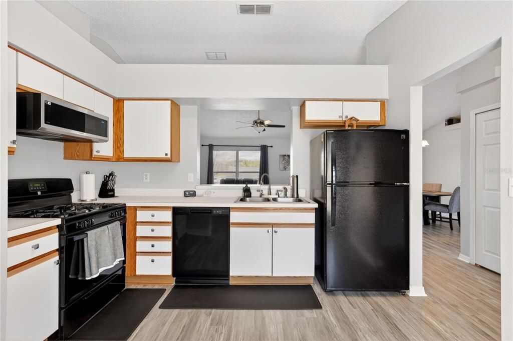 Activo con contrato: $359,900 (3 camas, 2 baños, 1466 Pies cuadrados)